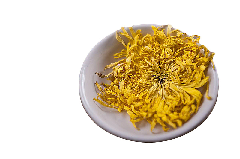 俯拍白色瓷碗里的黄色的金丝菊