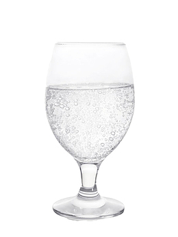 透明玻璃酒杯里的苏打气泡水实物