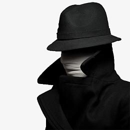 黑衣卡通西装中年人