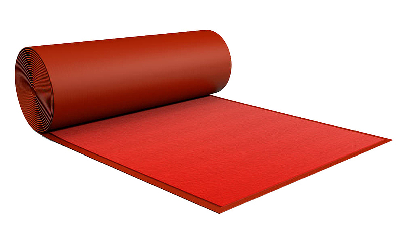 半卷起的红色地毯