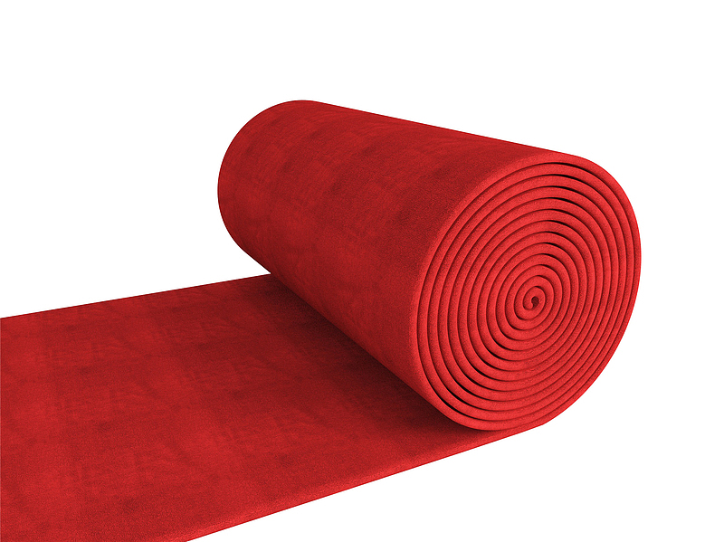 一卷卷起的红色地毯