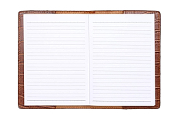 打开的皮质笔记本