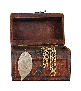 红色装满珠宝首饰的复古木盒实物