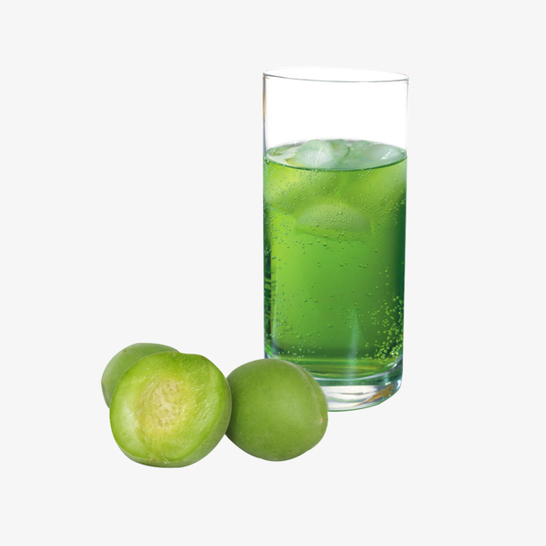 玻璃杯装青梅汁