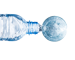 蓝色倒出来的苏打气泡水俯视图