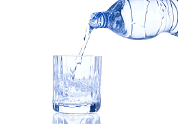塑料水瓶里倒出的苏打气泡水实物
