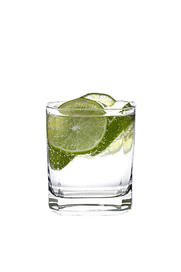 透明玻璃杯里的柠檬苏打气泡水实