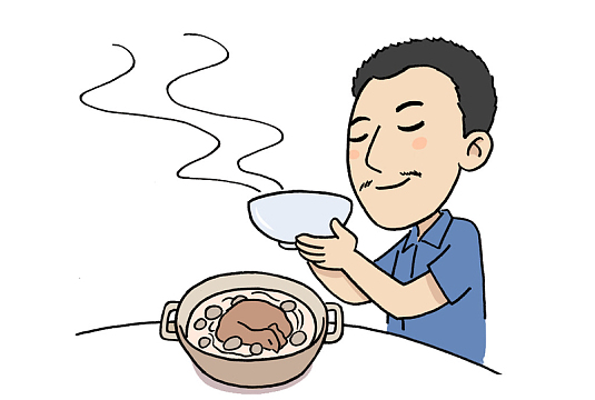 喝汤的男人