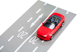 跑道上的红色小汽车