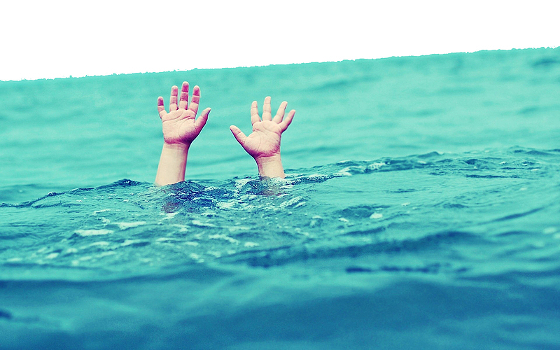 海边溺水呼救的人