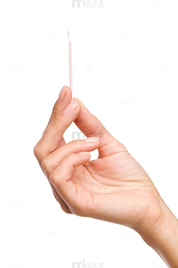 手拿着粉红色棒子的棉签清洁用品