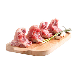 案板上的猪脊骨肉