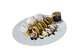 碟子里的香蕉华夫饼冰淇淋和巧克