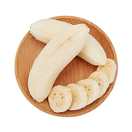 一盘美味的剥皮小米蕉切片实物免