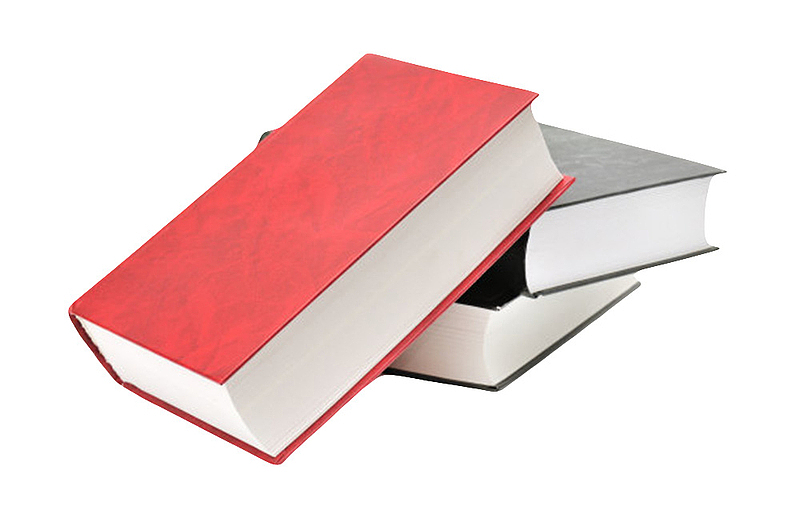 红色新书压着的一叠书实物