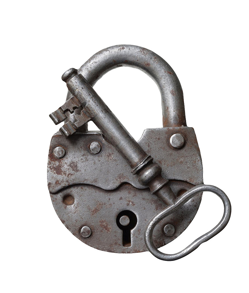黑色生锈的锁头和钥匙古代器物实