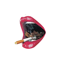 吃进嘴里的很多烟
