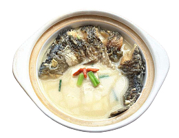 白鲫鱼鲫鱼汤白色砂锅枸杞红色葱