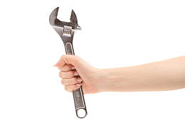 银色手臂拿着的活络扳手五金物品