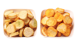 两盘烤馍丁饼干