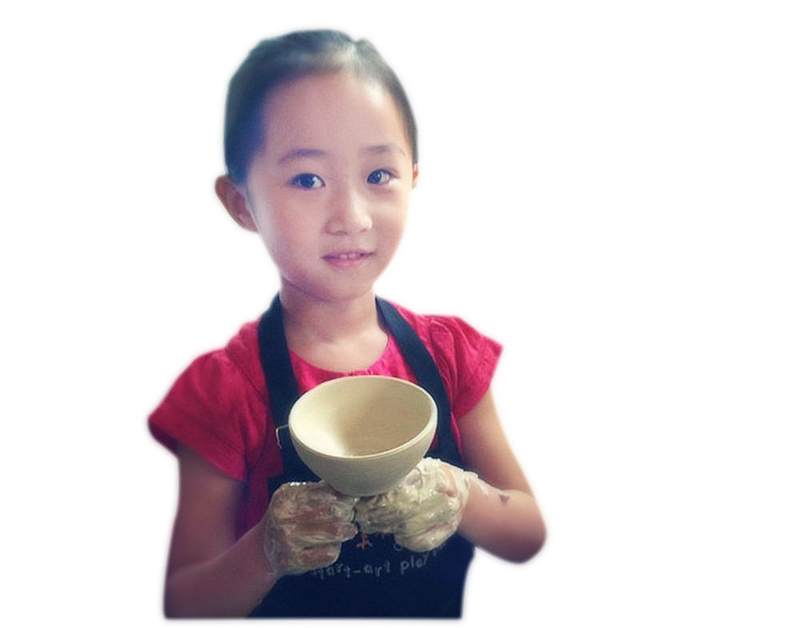 小女孩手中的手工陶瓷碗