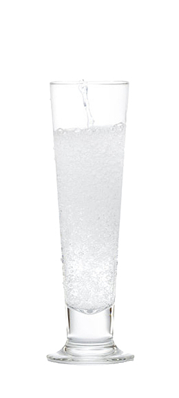 透明玻璃水杯里的苏打气泡水实物