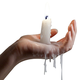 捧着点燃的白色蜡烛的手