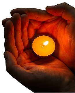 手捧黄色蜡烛的双手