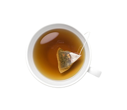 白色杯子里的茶水