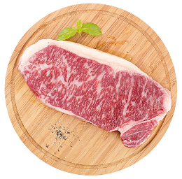 木制托盘新鲜牛肉顶视图