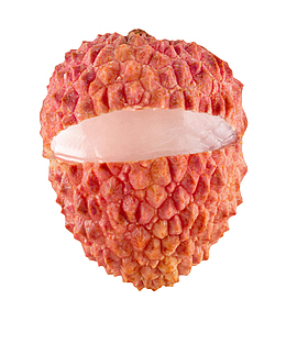 红色新鲜裂开的荔枝实物