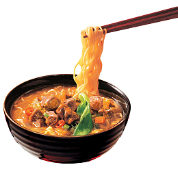筷子夹起兰州牛肉拉面