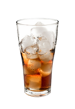 透明玻璃杯里的加冰苏打气泡水实