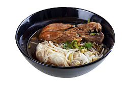 黑色碗里的鸡腿汤面