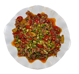 碟子里的酸辣鸡杂美食俯视图