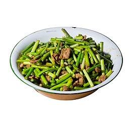 铁盘装的美食蒜台炒肉