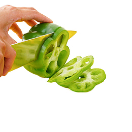 手拿菜刀切柿子椒