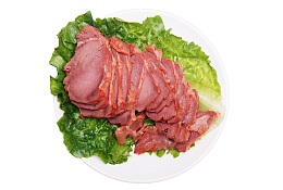 盘子上的盐水牛肉