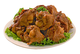 生菜在白色盘子里面还有几块肉质