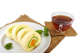 白色碟子上的夹层蛋糕和一杯咖啡