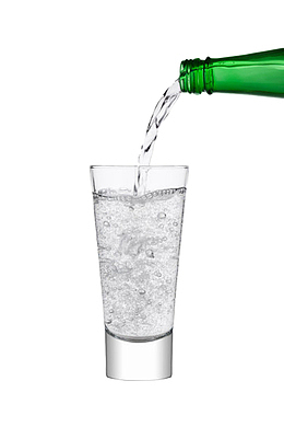 绿色玻璃瓶里倒出的苏打气泡水实