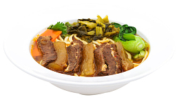 白碗里的老坛酸菜牛肉汤面