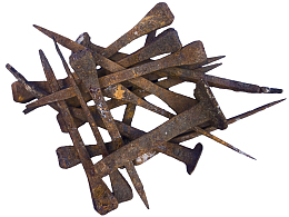 一堆废弃的铁器实物图