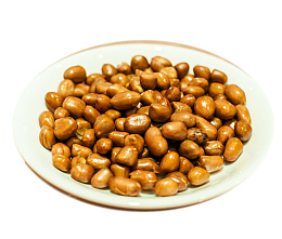 一盘食用油炸花生米