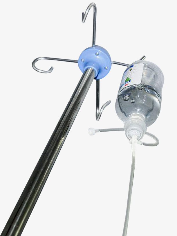医院悬挂的点滴瓶输液管特写透明