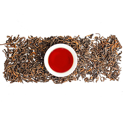 红茶放在茶干上俯视图