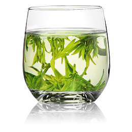 绿茶龙井茶带杯子带倒影