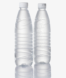 带水珠的矿泉水瓶