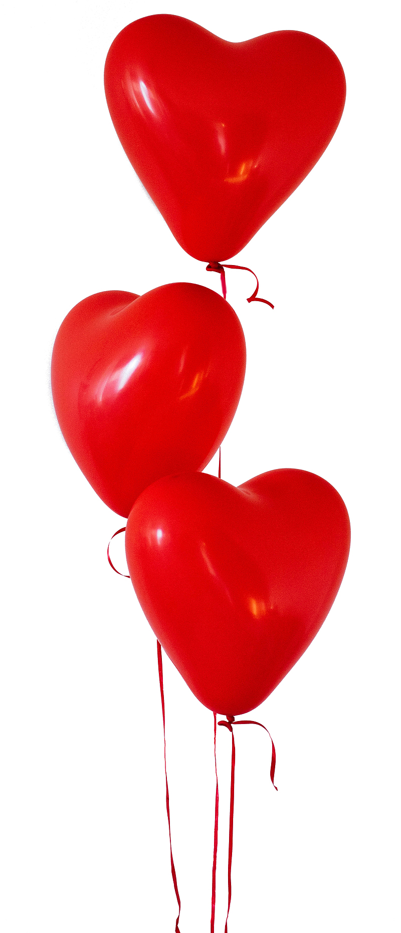 三个红色的心形气球