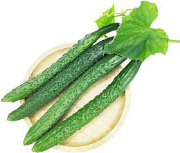 一盘带叶子的新鲜黄瓜